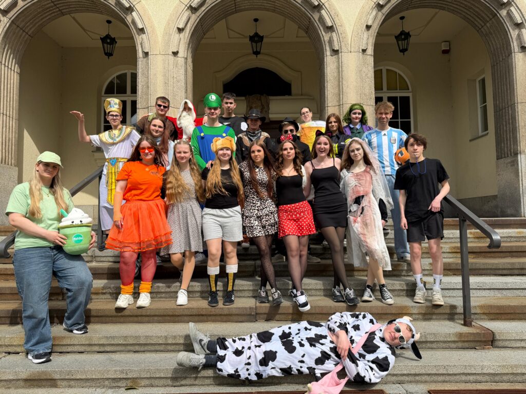 Abbildung &ndash; Impressionen aus der Motto-Woche der Abschlussklassen 2026. – Oberschule an der Weinau